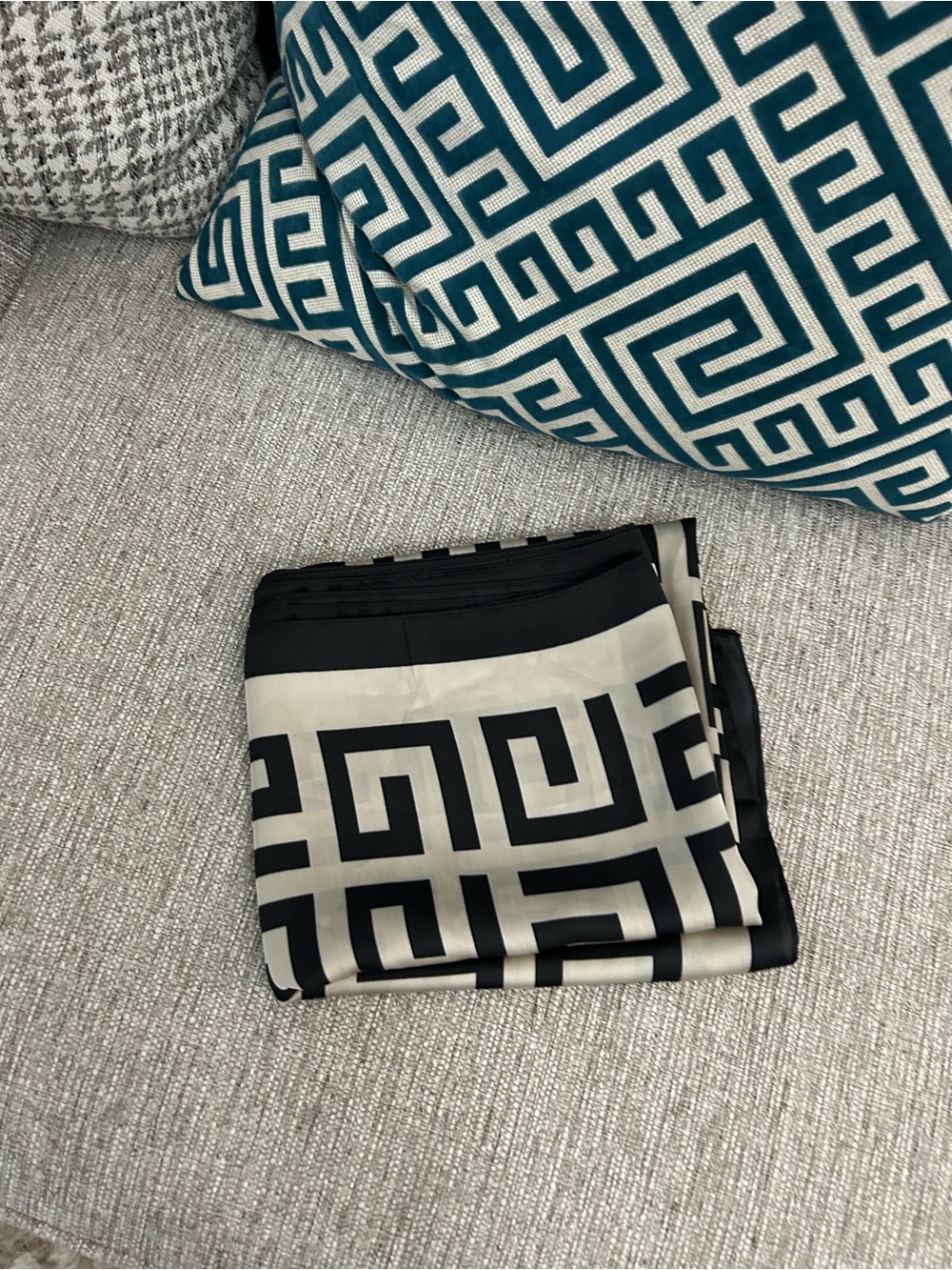 Geometric Black and Cream Throw Blanket - Brand - Picture 4 of 4